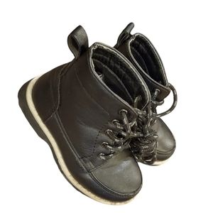 Black Hightop Rugged Bear Boots Size 8.